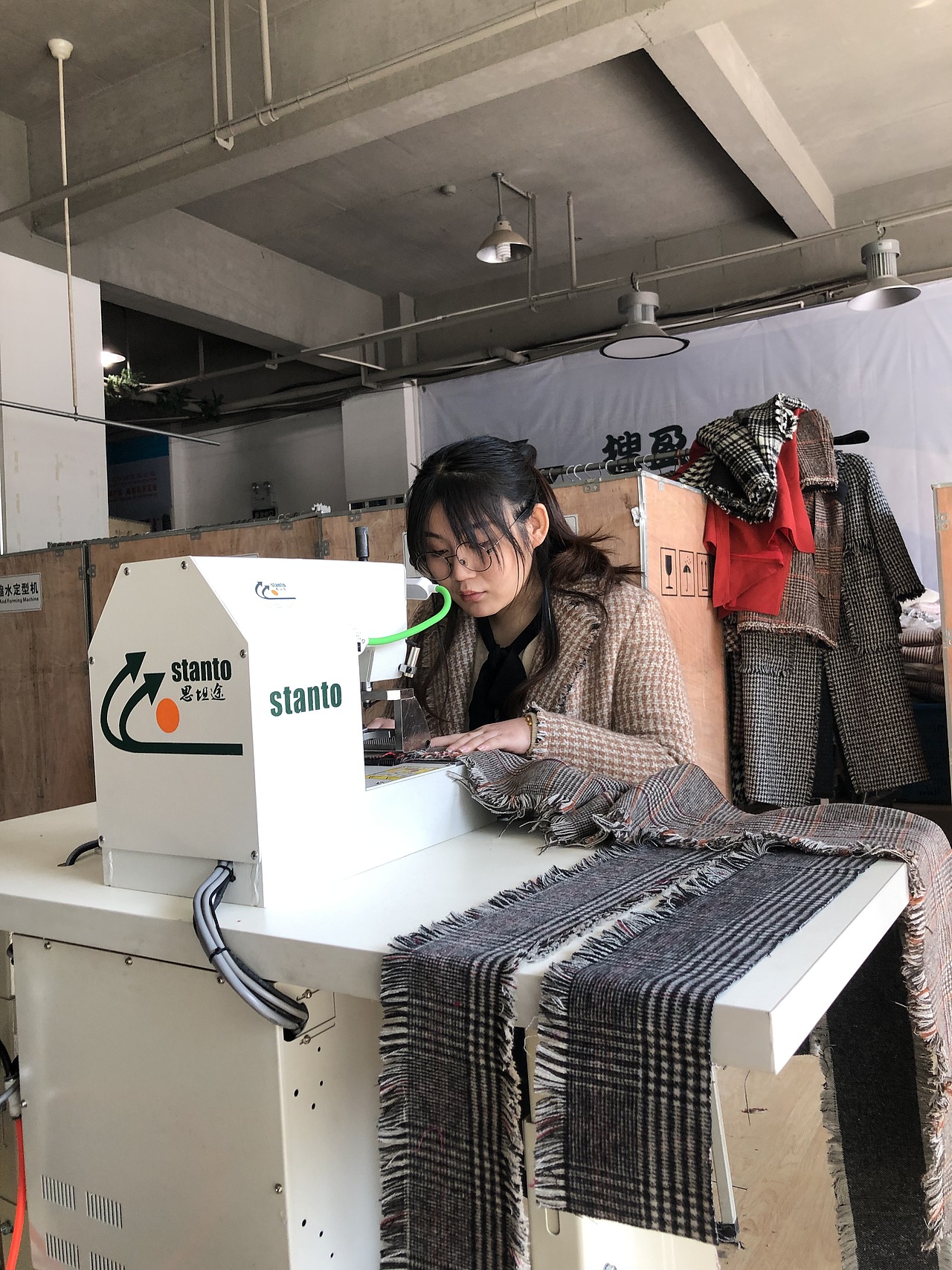 双面呢羊绒大衣流苏机，毛边机，须边机，波西米亚复古（图ZMTQ5MzAxOTI4） - 工业用品/机械 - 站酷设计师思坦途特种缝纫机原创素材 - 站酷ZCOOL