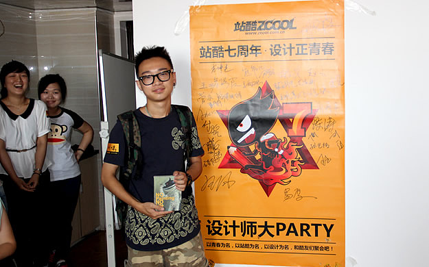 领到奖品的小伙伴