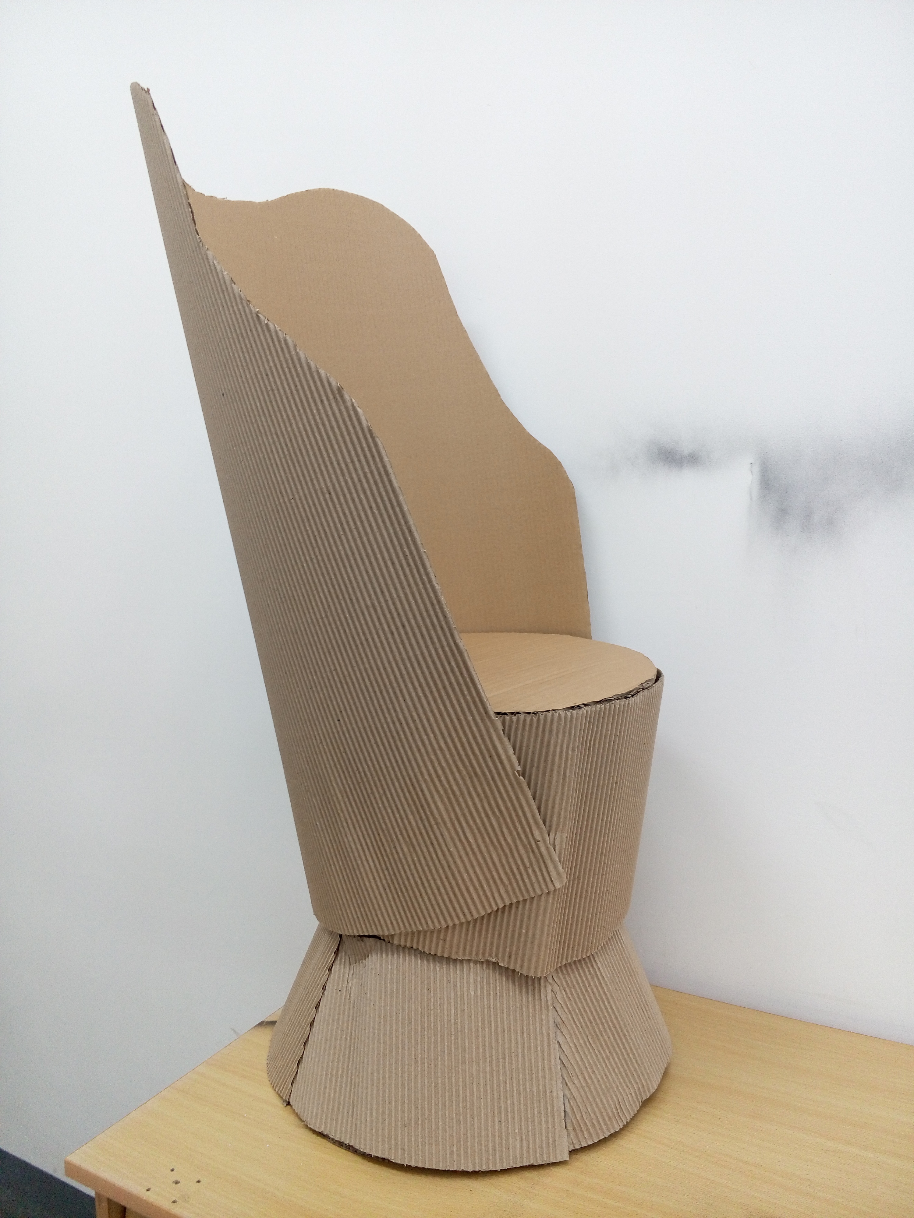 瓦楞纸拼接椅子图片