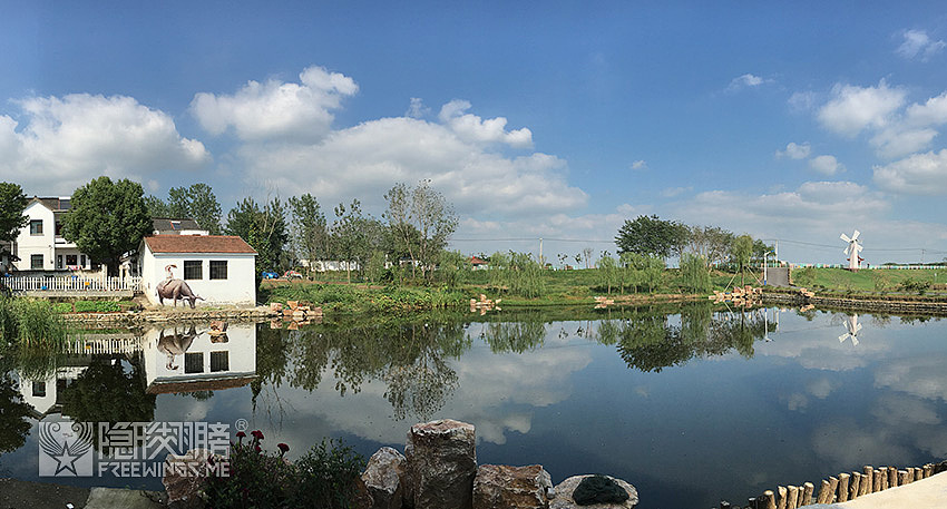 ▲ 阡陌交通,鸡犬相闻。其中往来种作,男女衣着,悉如外人。黄发垂髫,并怡然自乐。