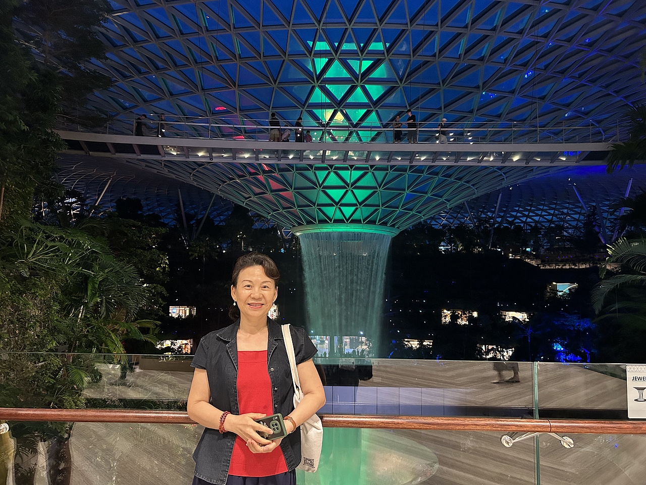 新加坡樟宜国际机场雨漩涡瀑布,瀑布高40米很壮观!