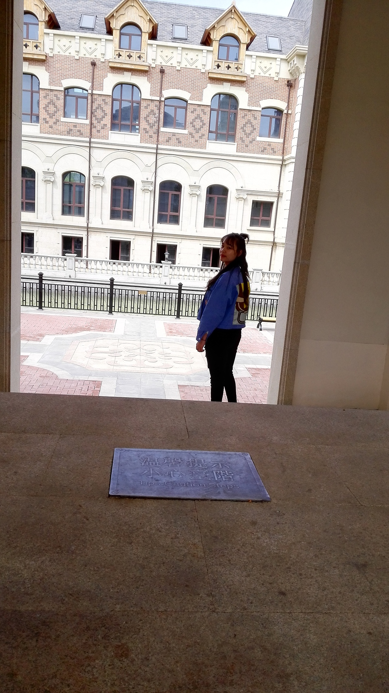 同学用单反拍了一张类似的照片我模仿了一下,有些小尴尬