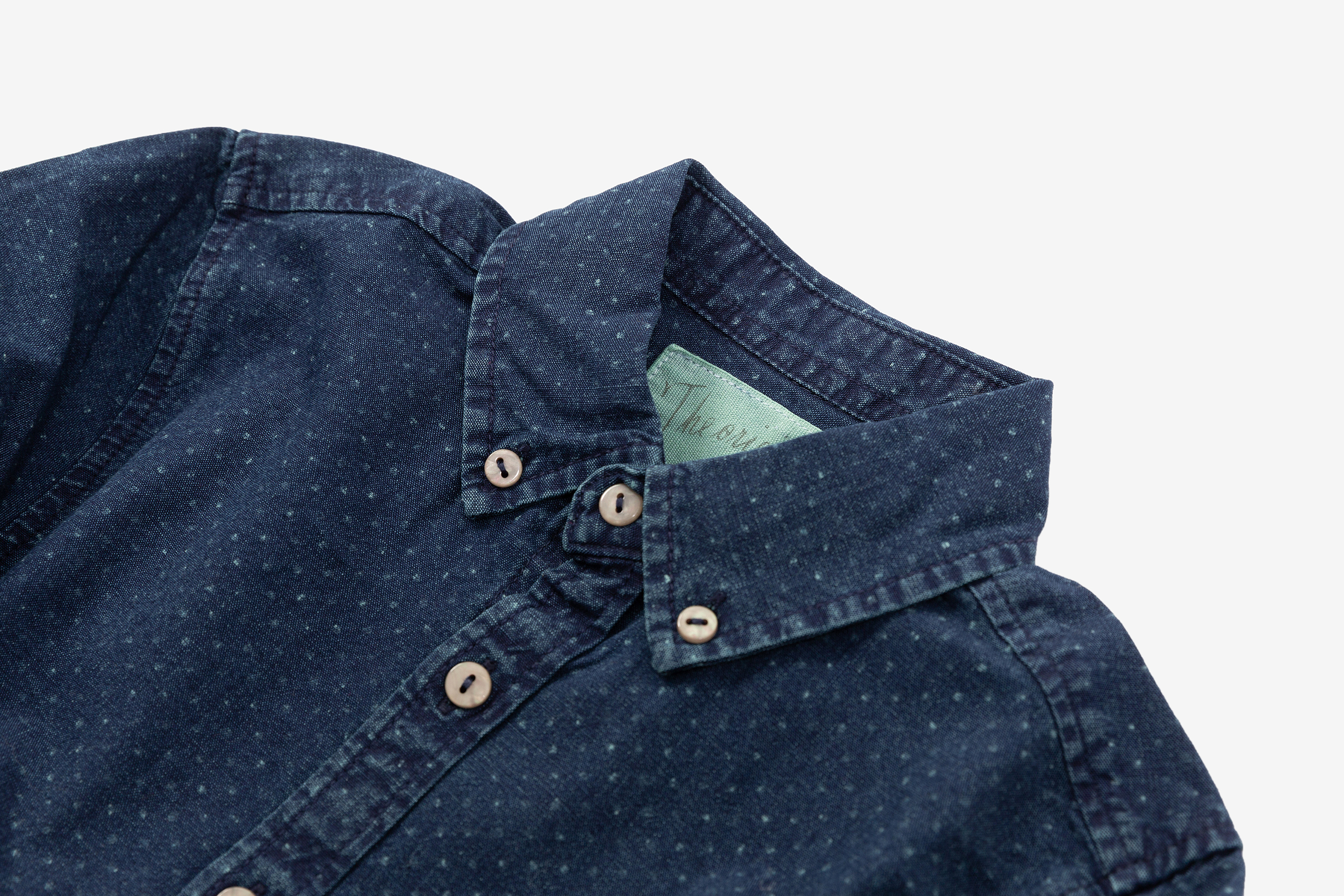 蓝圆点衬衫童装衣服服装产品静物白底拍摄图