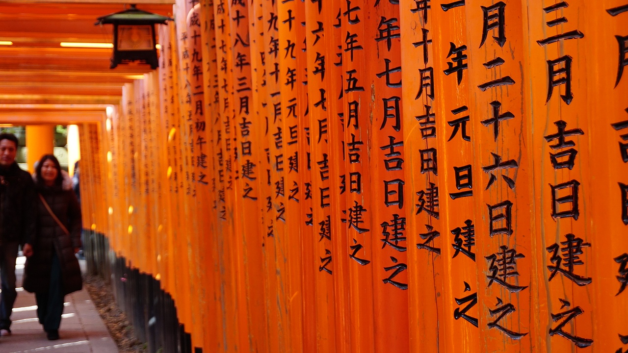 【京都】伏见稻荷大社千鸟居，瞥见那一缕橘色阳光（图ZMTk2OTczMDQ4） - 环境/建筑摄影 - 站酷设计师keke奇遇记原创素材 - 站酷ZCOOL