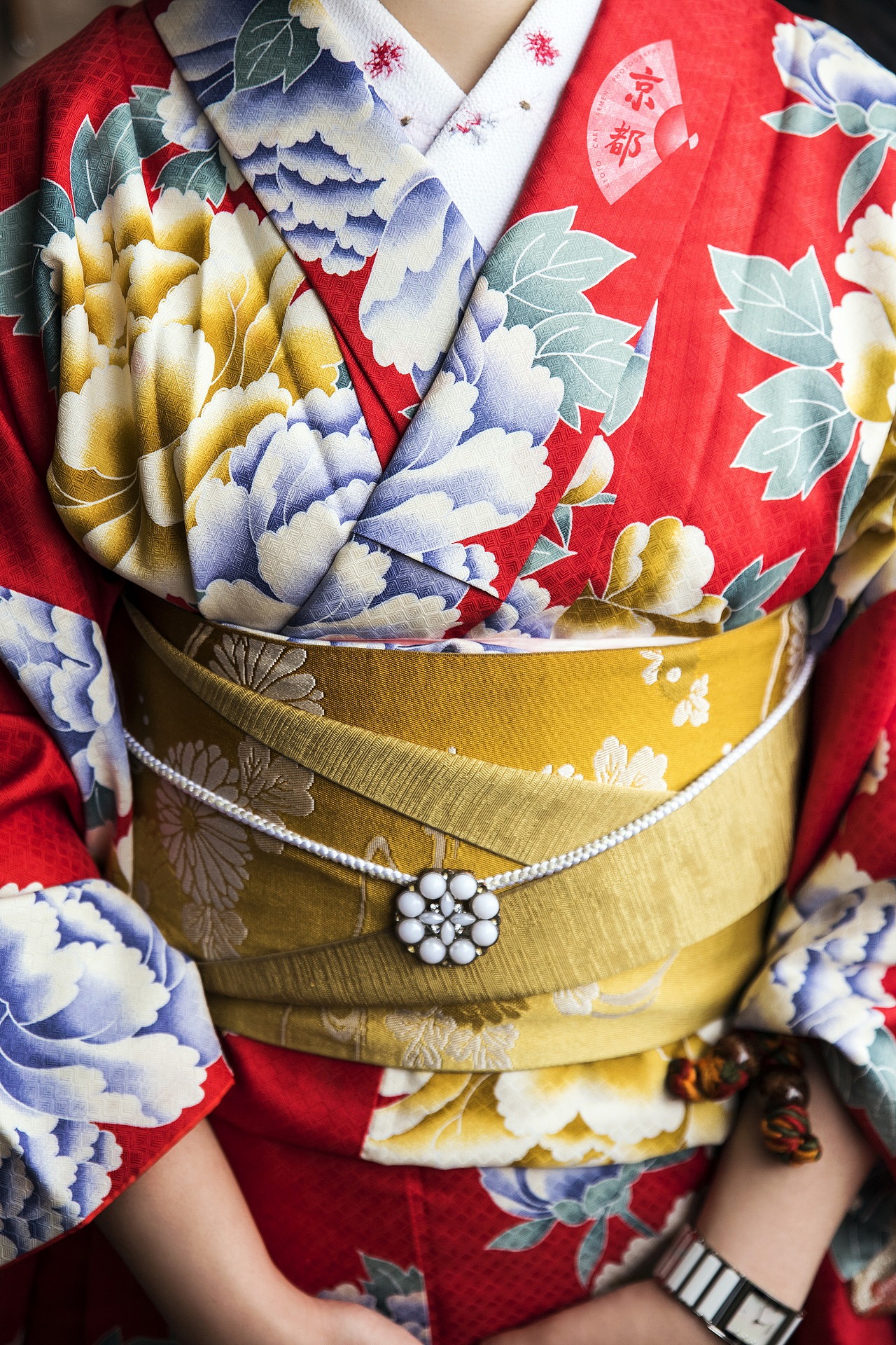 这身衣服很喜庆，东北大花布风才是最时尚。