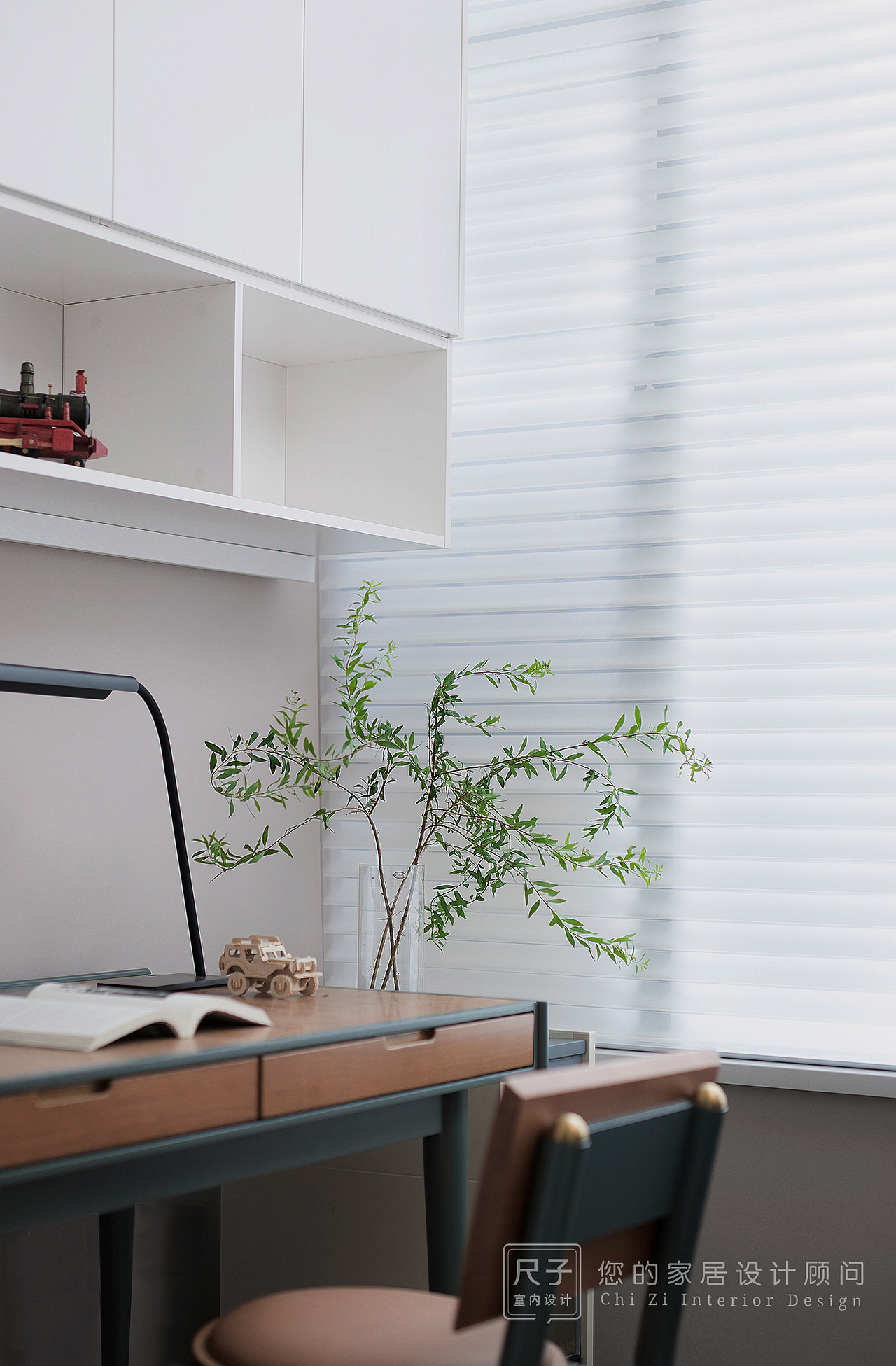 业主希望能有一方天地能让他们安静放松地看一本书，或是仅仅发发呆，经过一番商议后，决定将原本利用率不高的客房改为书房，这方雅筑小室是颐养心性最好的地方。