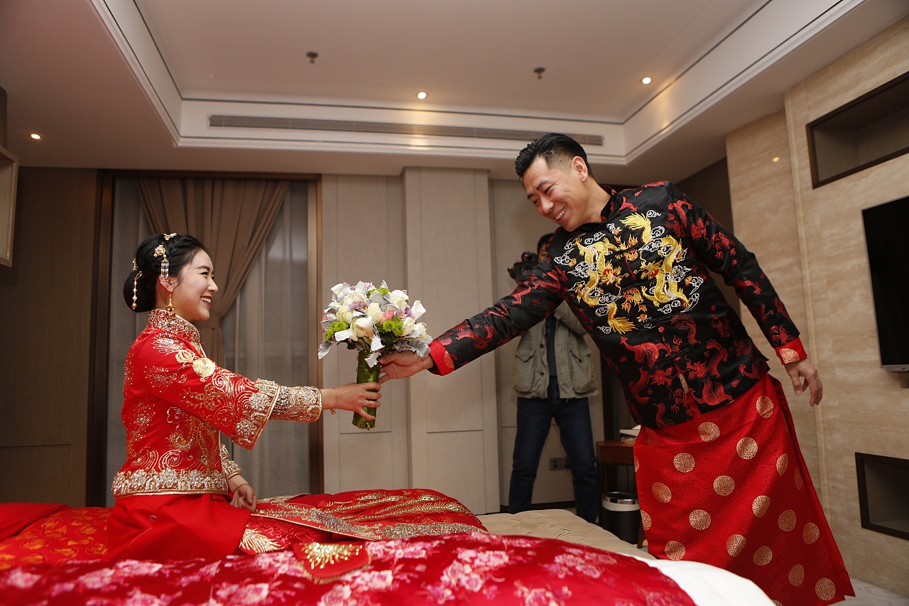 环游中国一年半，只为自拍56个民族的56张结婚照，办一场专属婚礼 - 知乎