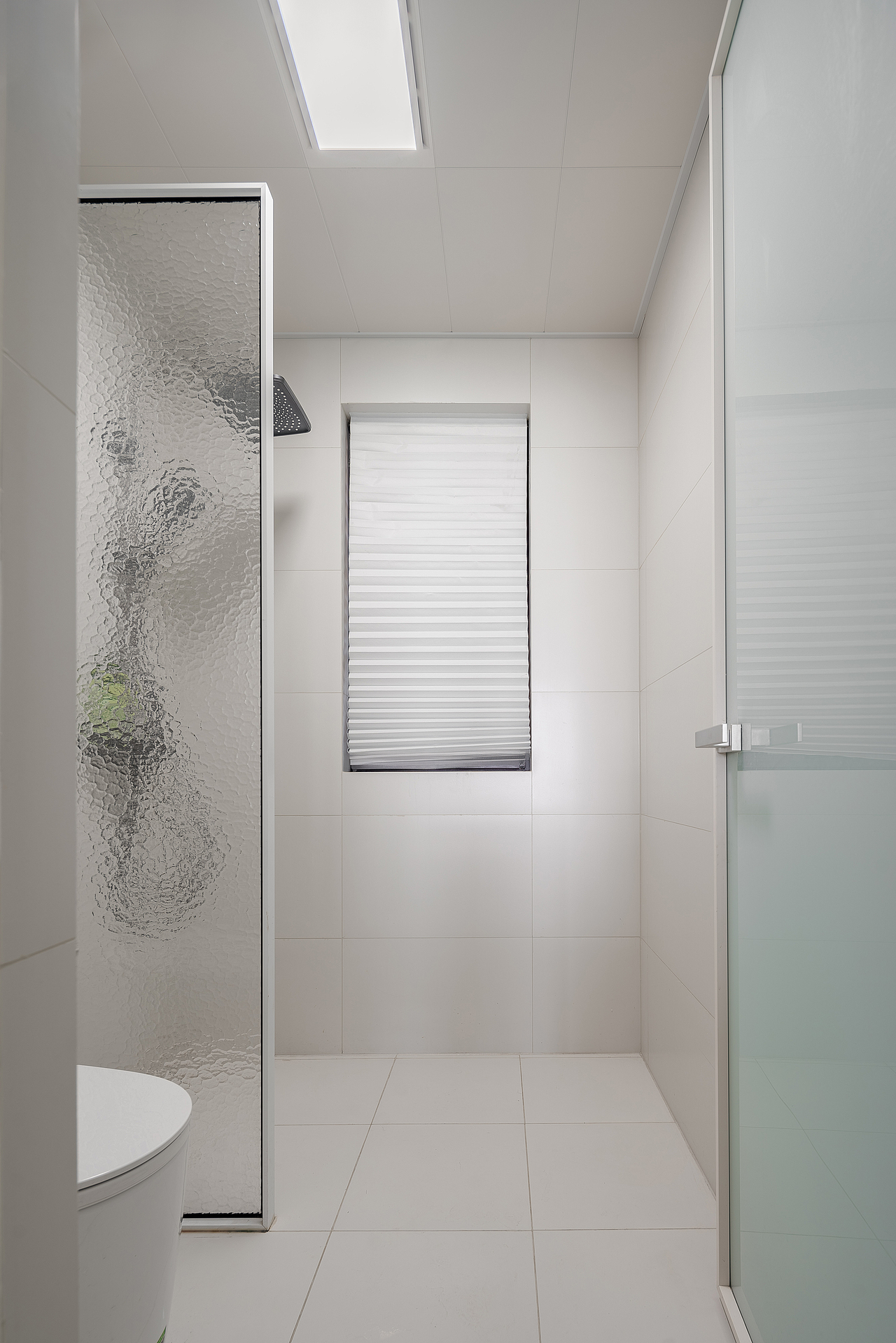 锤纹玻璃可以增加透光性和美观性,同时也很好的保证了私密性。