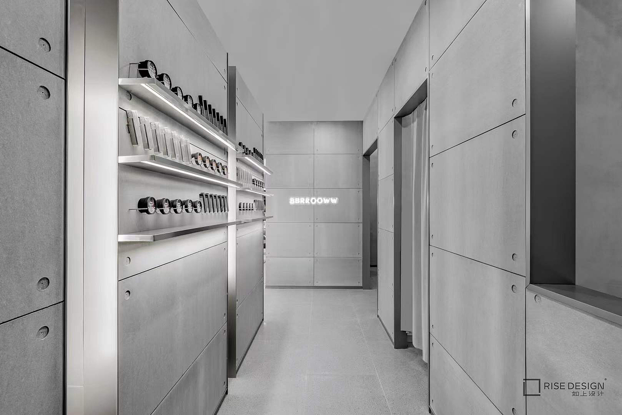 更多的设计哲思在店铺中都能寻到,穿过极简风格的走廊,「眉毛的修养」东北首店的灰色面纱已被全然揭示,墙上摆放整齐的周边产品、清晰亮堂的镜面、用心设计的插画与 Logo 映入眼帘。