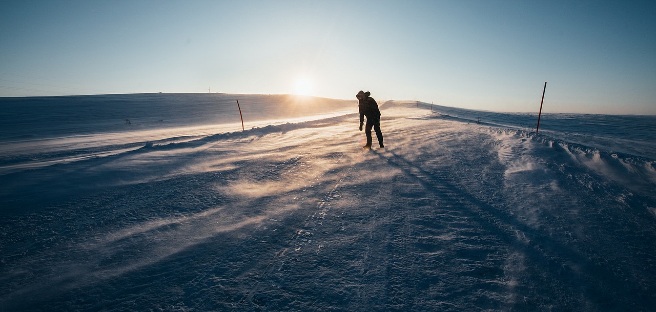 这段路其实非常的寒冷，那天正好天放晴出太阳，有点化雪的迹象，风很大，特别鬼冷。