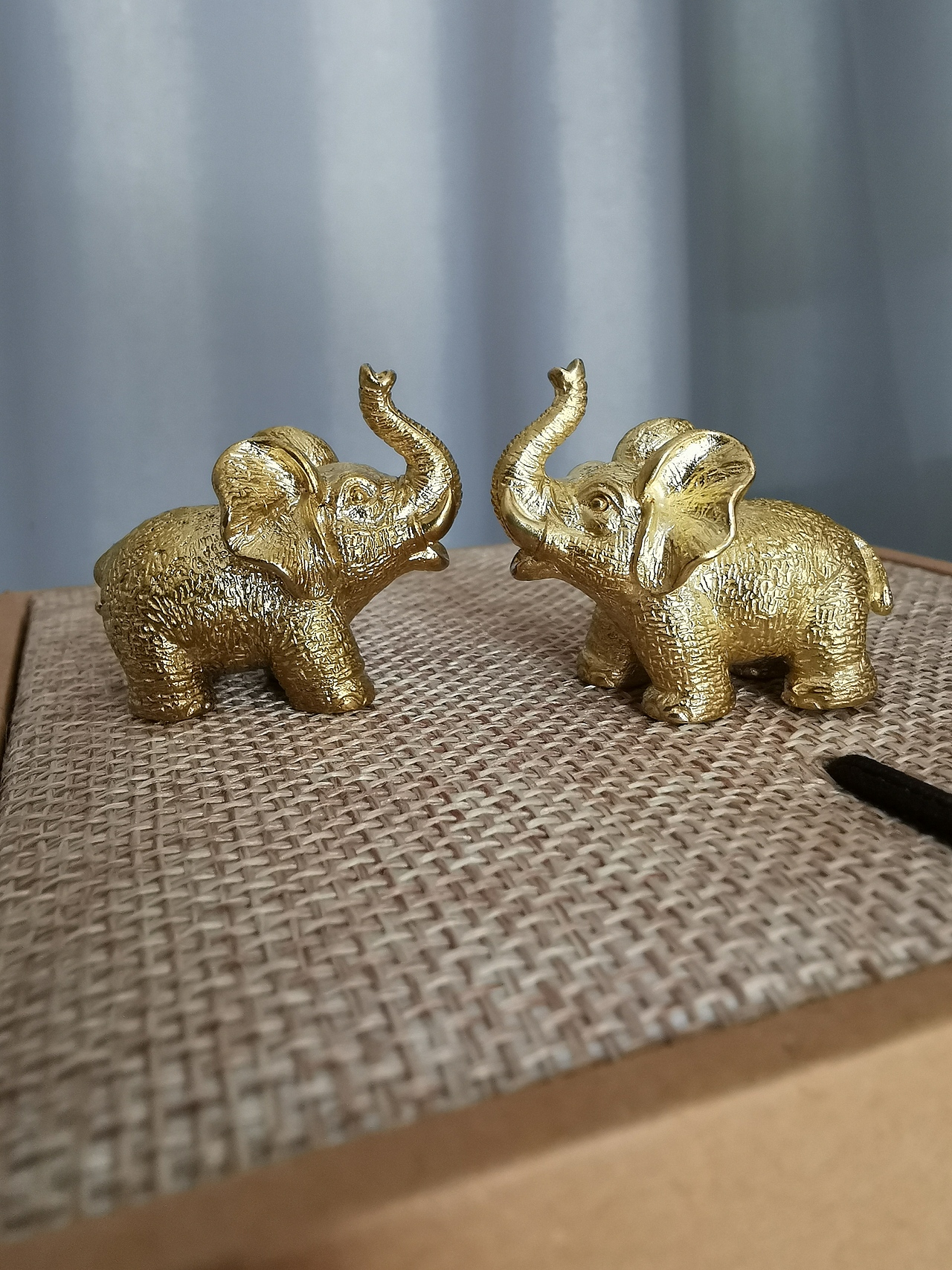 可以用两种材质制作,足银镀金,铜镀金,均可以达到图片效果。