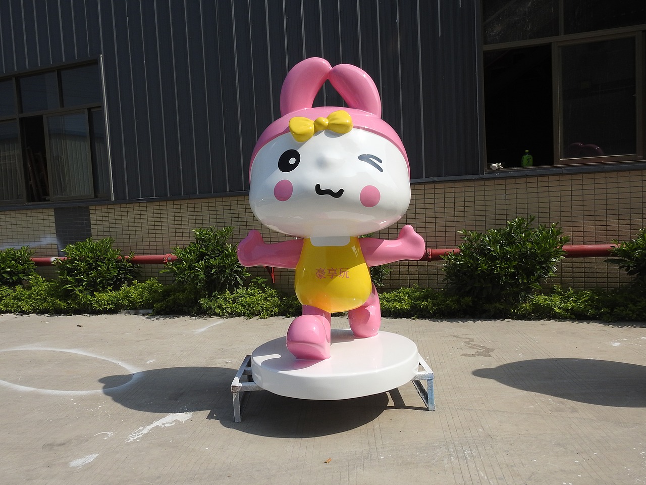 商场美陈动漫卡通IP吉祥物大型摆件玻璃钢兔子雕塑定制