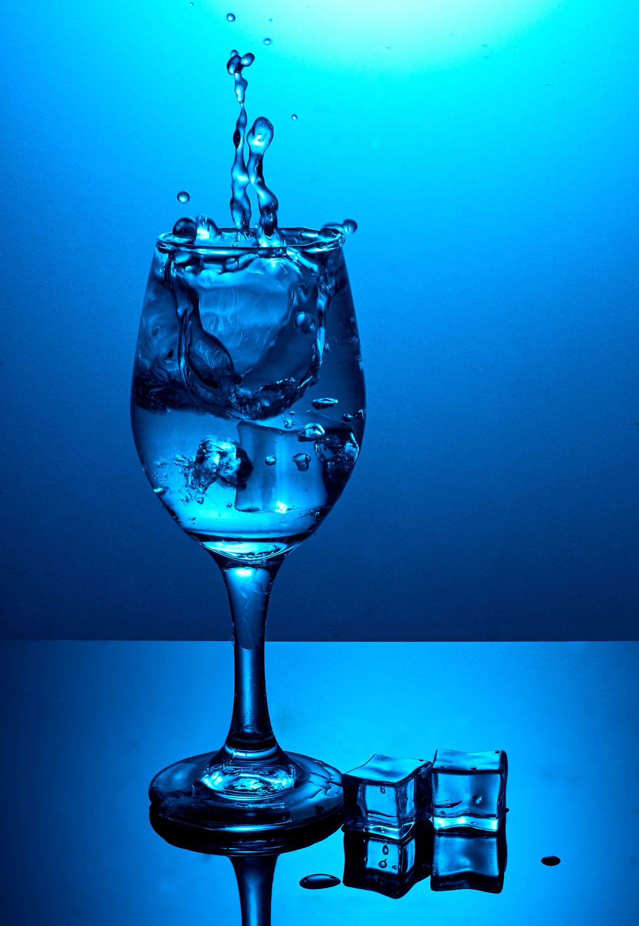 红酒杯光绘的魅力:真是万里挑一啊