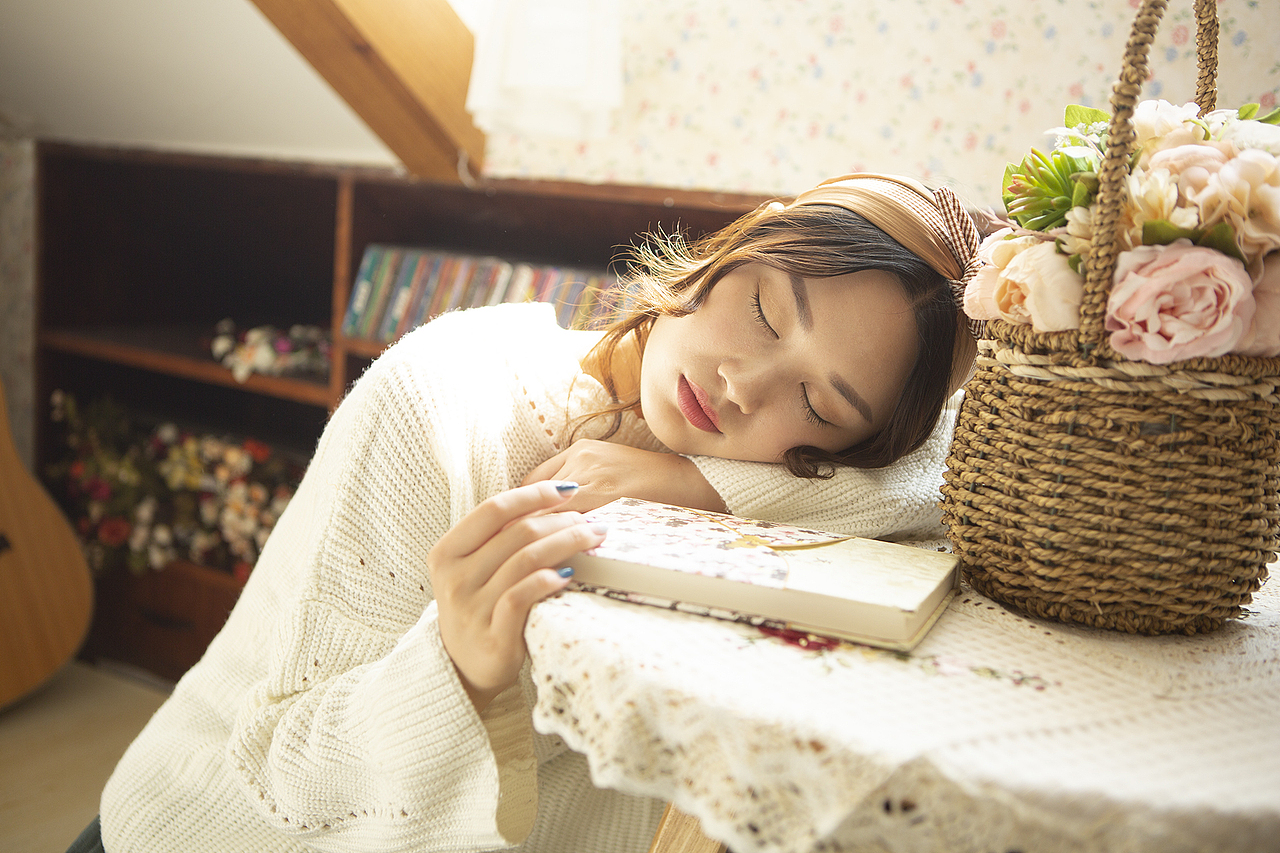 午后暖阳下少女（图ZMTM2MzQxNDg0） - 人像摄影 - 站酷设计师简单丶丶原创素材 - 站酷ZCOOL