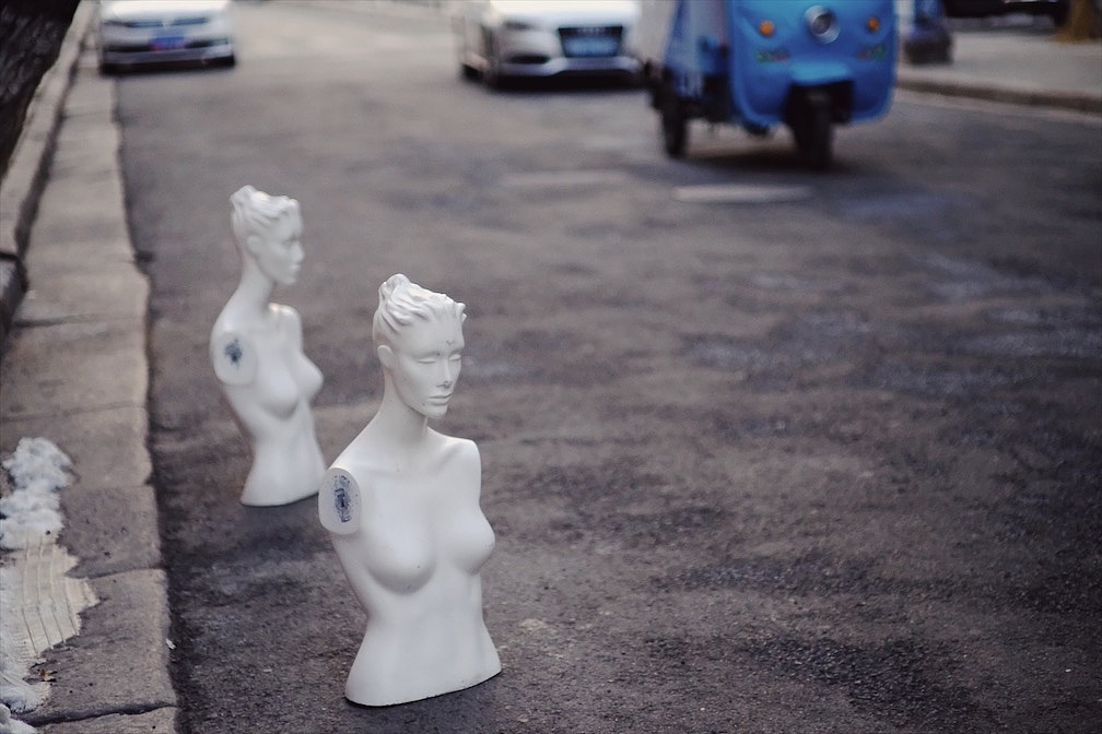 路边被遗弃的模特,好似在注视着街道。