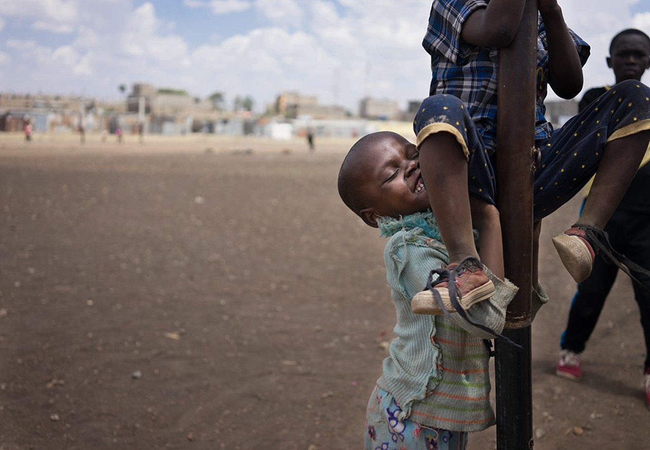 还记得当年你爬不上单杠,下面拖着你的兄弟么?