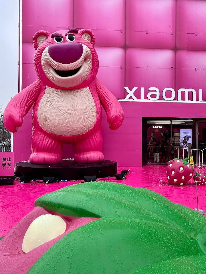 粉色主题草莓熊模型,商业美陈IP吉祥物雕塑