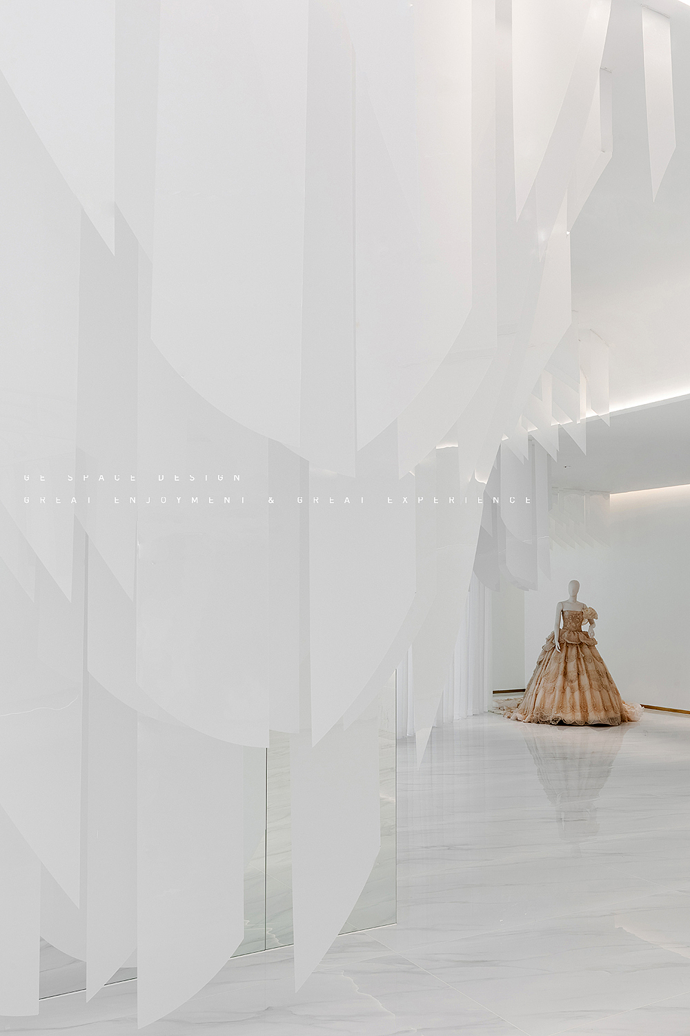 本案位于成都市高新区天府南华路与天府三街交汇处
<br>这是我们为CASS设计的第二家店,如何既合理延续品牌的商业逻辑,又满足时下婚纱体验店功能与风格的迭代需求,并从中脱颖而出,是本案思考的方向