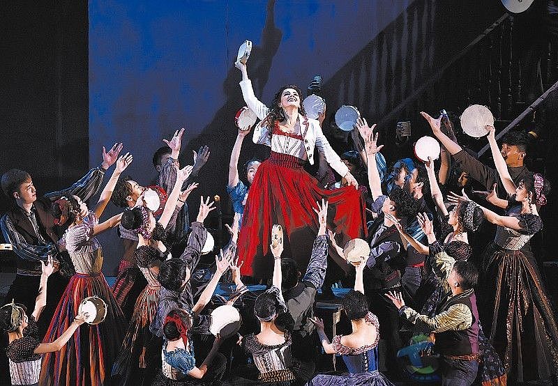 该剧主要塑造了一个相貌美丽而性格倔强的吉卜赛姑娘——烟厂女工卡门。她使与军人班长唐·豪塞堕入情网,并舍弃了他在农村时的情人——温柔而善良的米卡爱拉。后来唐·豪塞因为放走了与女工们打架的卡门而被捕入狱,出狱后又加入了卡门所在的走私贩的行列。然而后来卡门又爱上了斗牛士埃斯卡米里奥,在人们为埃斯卡米里奥斗牛胜利而欢呼时,卡门却死在了唐·豪塞的匕首下。