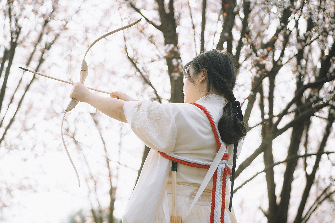 神明少女与樱花于湖
