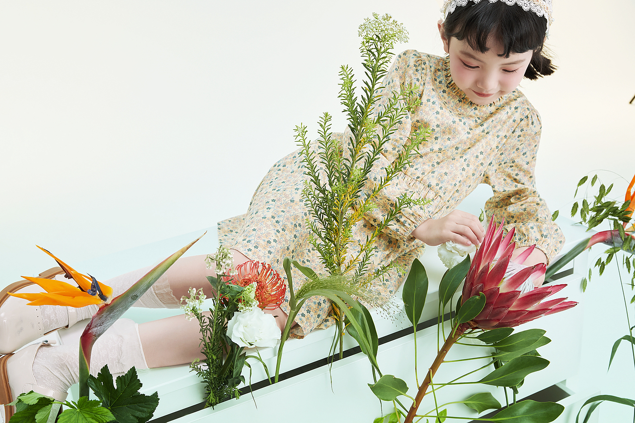 与春⾊的契合/⼥孩的⼩花园