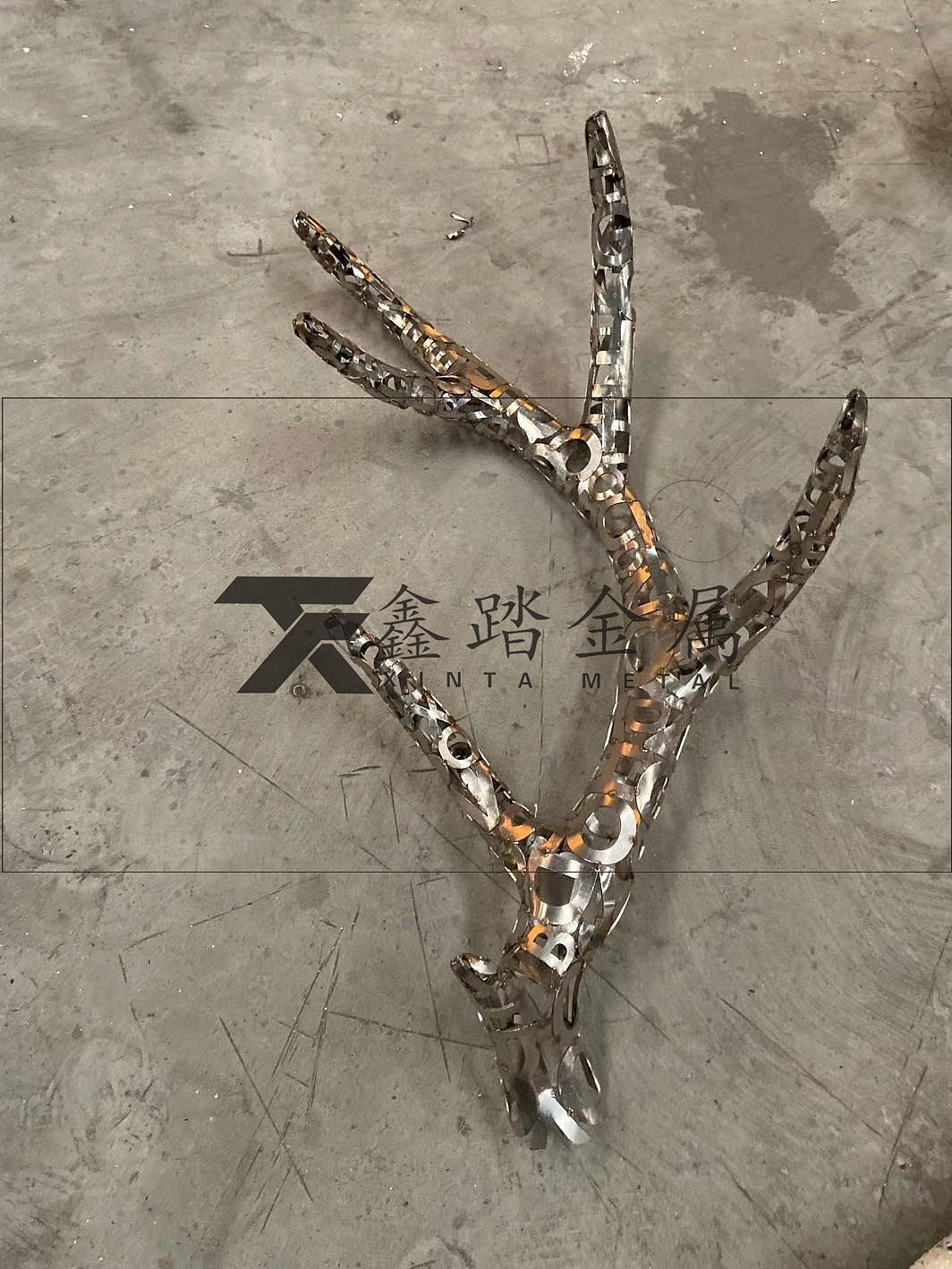 不锈钢字母锻造镂空梅花鹿雕塑、从内致外仙气飘然奇景