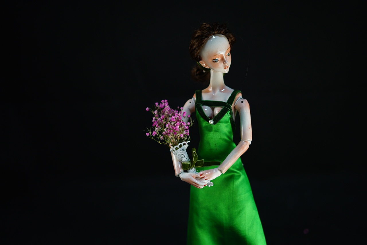 穿绿绸裙的陶瓷人偶,灵感来自《赎罪》