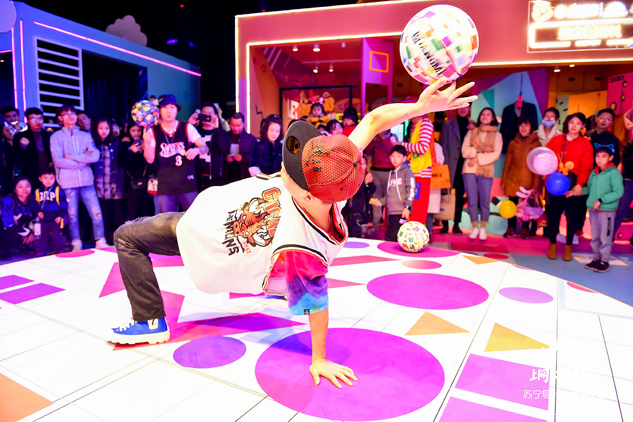 苏宁易购潮玩街设计分享（图ZMTM1MTg0MzY0） - 展陈设计 - 站酷设计师SuperBrand信念原创素材 - 站酷ZCOOL