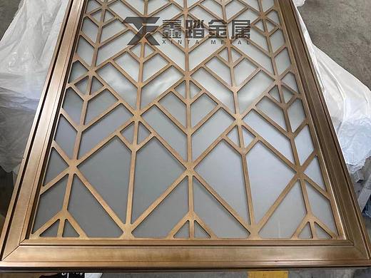 黄古铜乱纹不锈钢玻璃屏风、镂空看上去高贵又有年代感