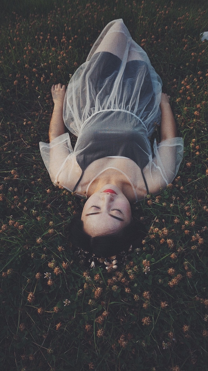 黃昏是我一天中視力最差的時候（圖ZNzE5Mjk4NzI=） - 人像攝影 - 站酷設(shè)計師柒柒Qiii1024原創(chuàng)素材 - 站酷ZCOOL