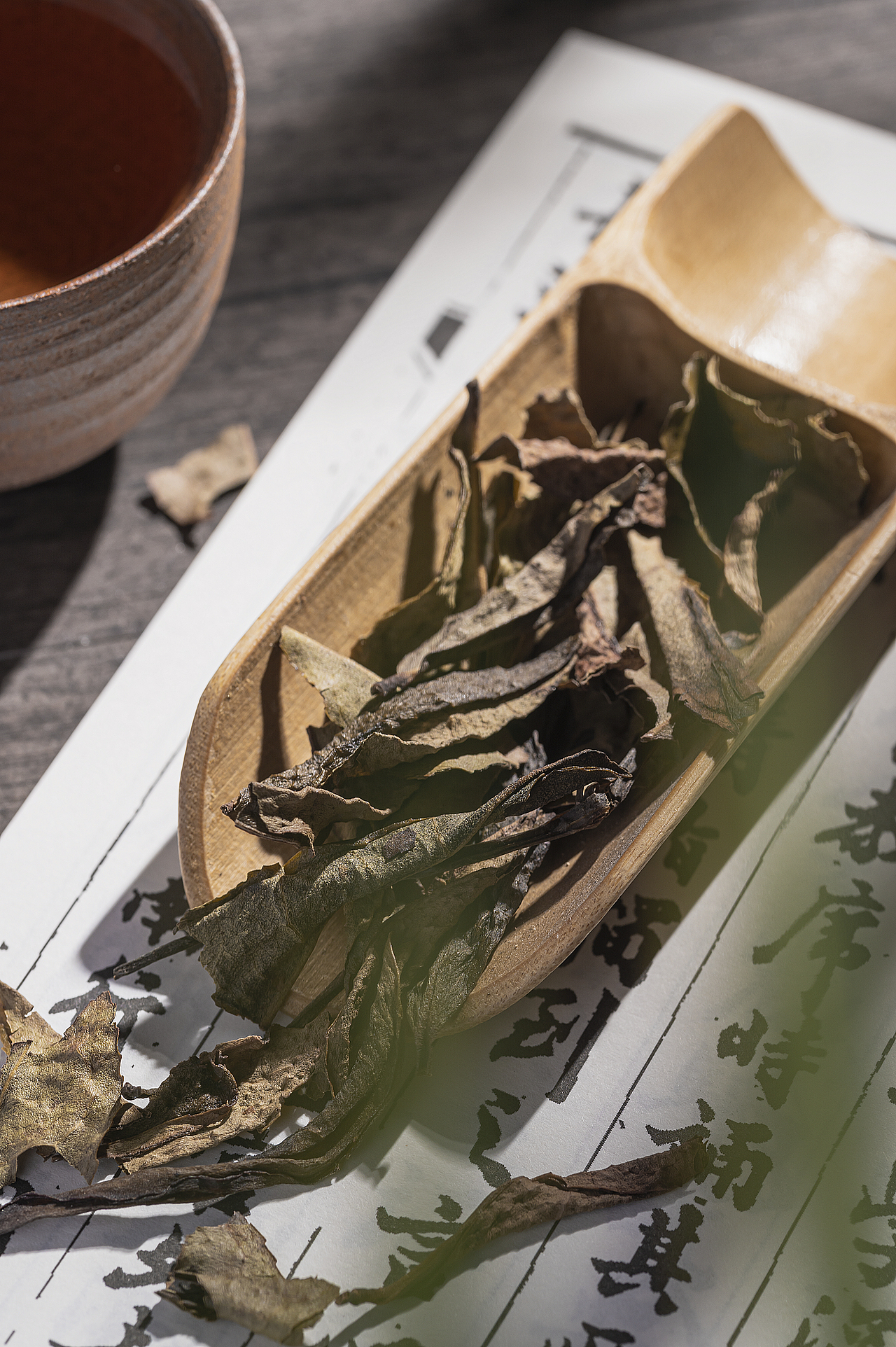 白葡萄酒蓝牙耳机红酒闹钟茶叶蓝牙耳机儿童相机产品拍摄标签茶叶静物