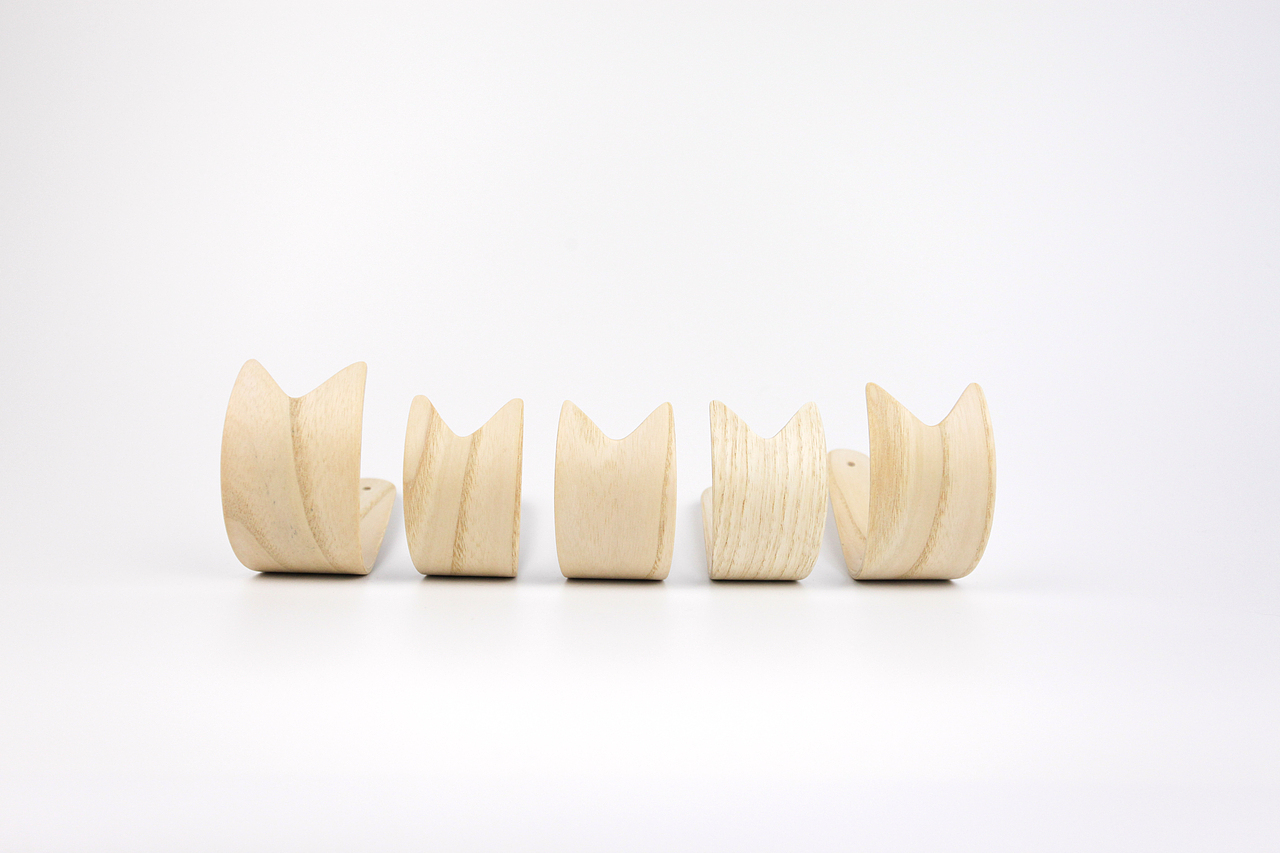 之前的一款摇椅钟收到了很多暖心的评论，也收到了很多对作品的改正建议。谢谢大家对虚实杂陈的支持。经过又一轮的筹备，我们的新品终于又研发好啦~乍看是不是像很多小猫猫？