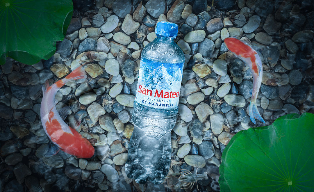 水中的矿泉水场景