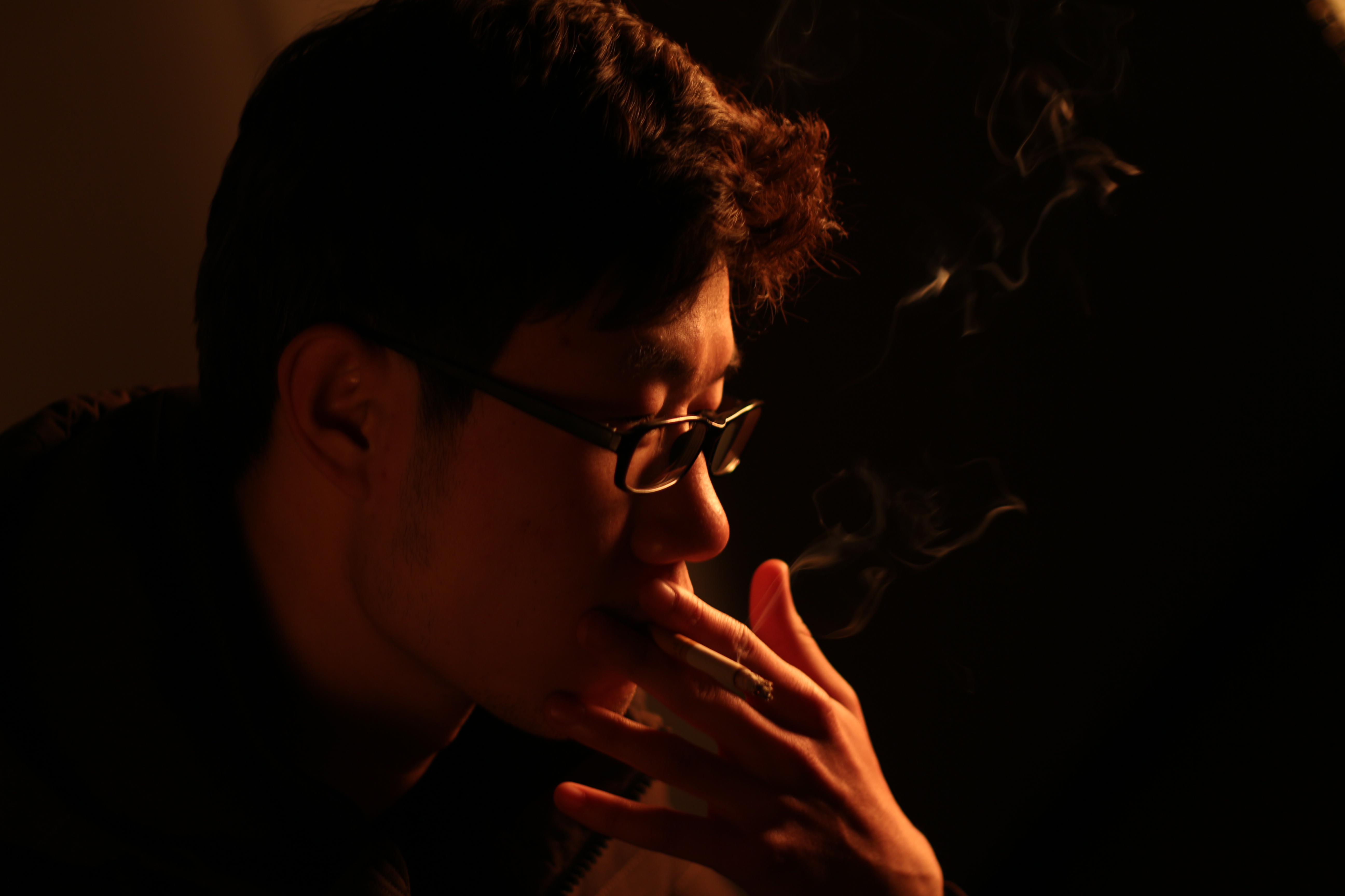 抽烟的壁纸男图片