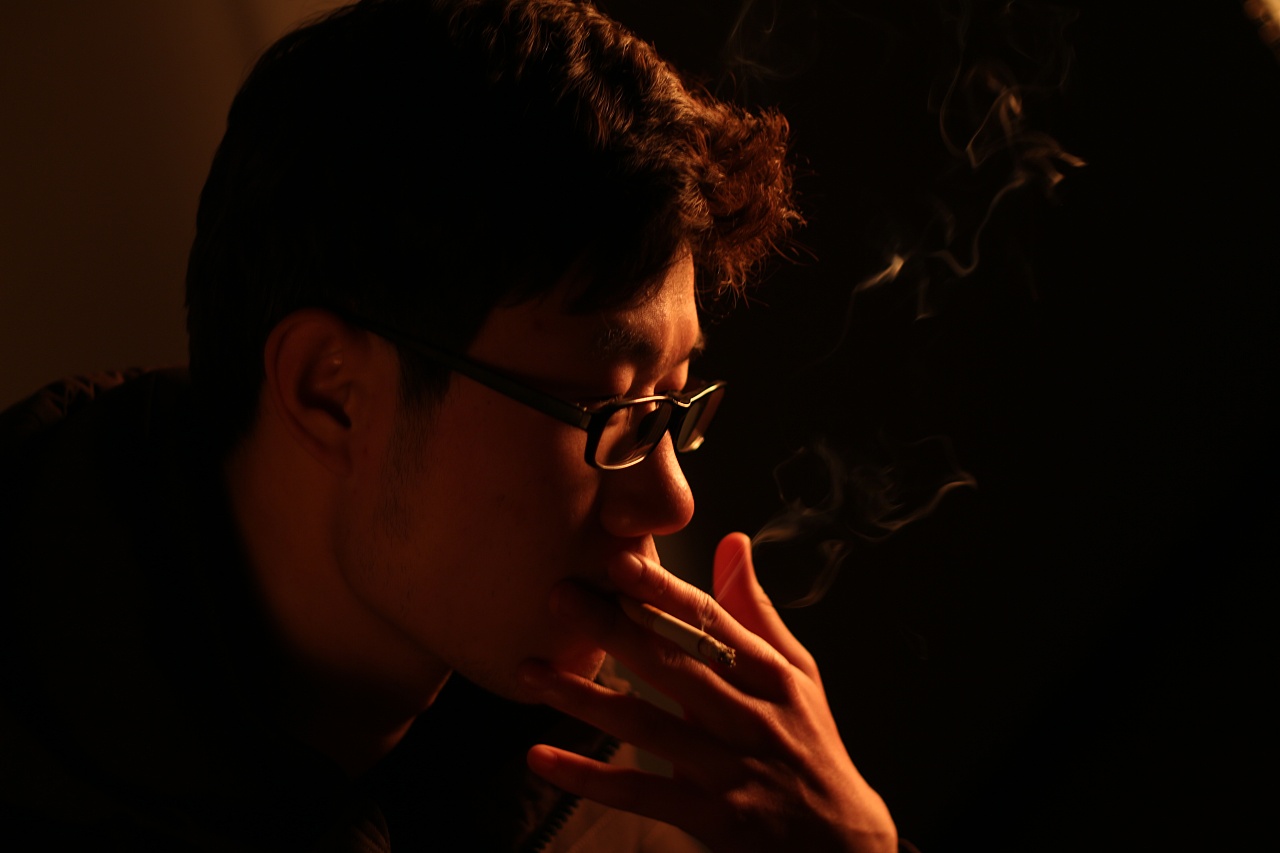 男人抽烟落寞的照片图片