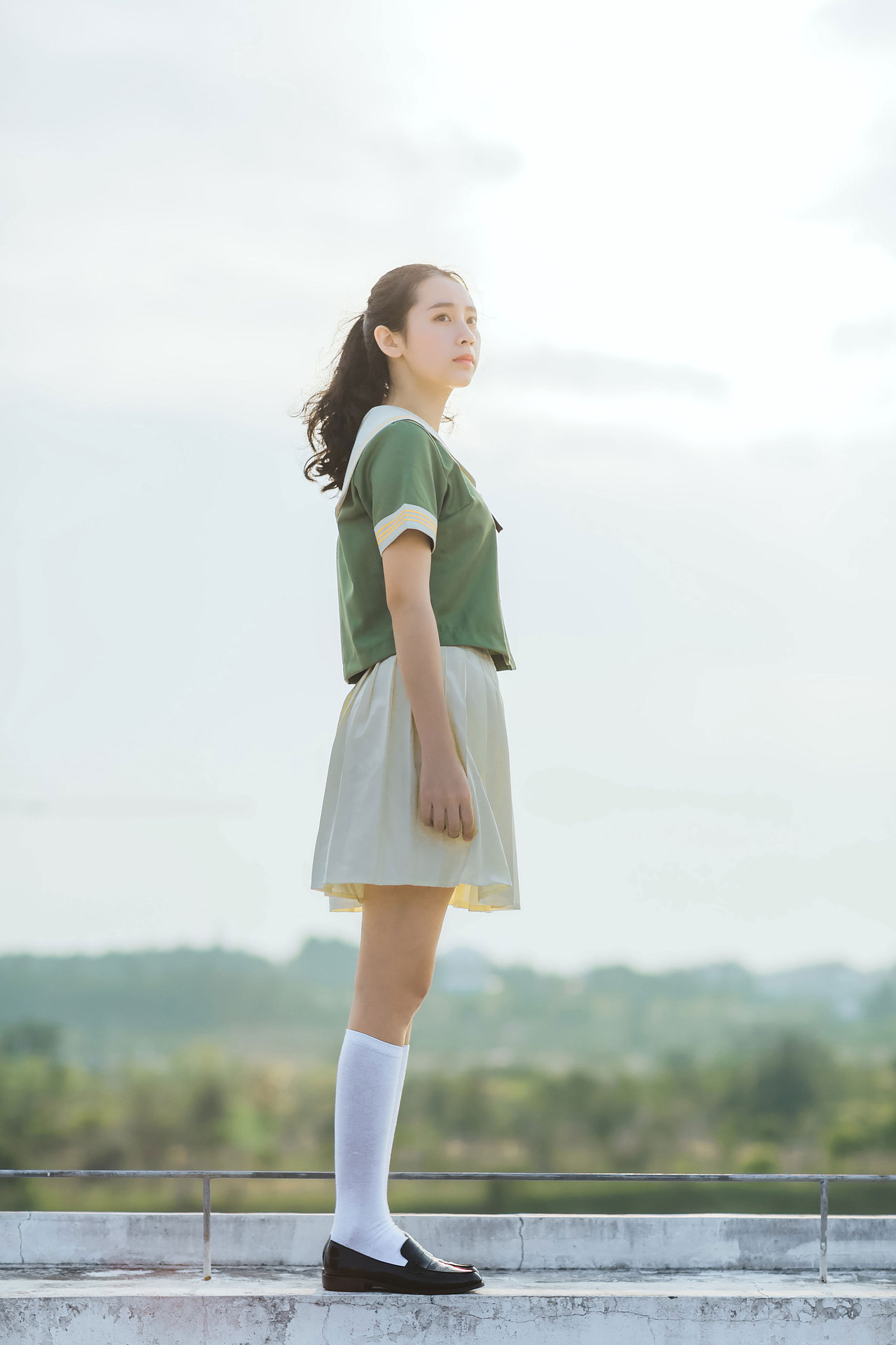 她的睫毛弯的嘴角用眼神对我拍照