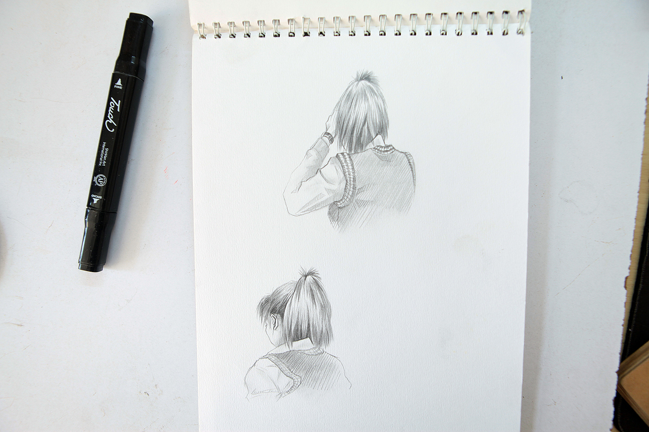 偶尔上课的时候也会偷画坐在前面的女孩~