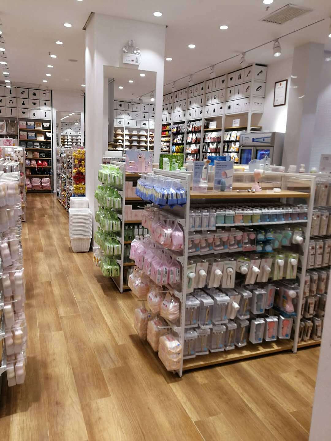 广州大唐_名创优品nome百货店诺米货架厂家