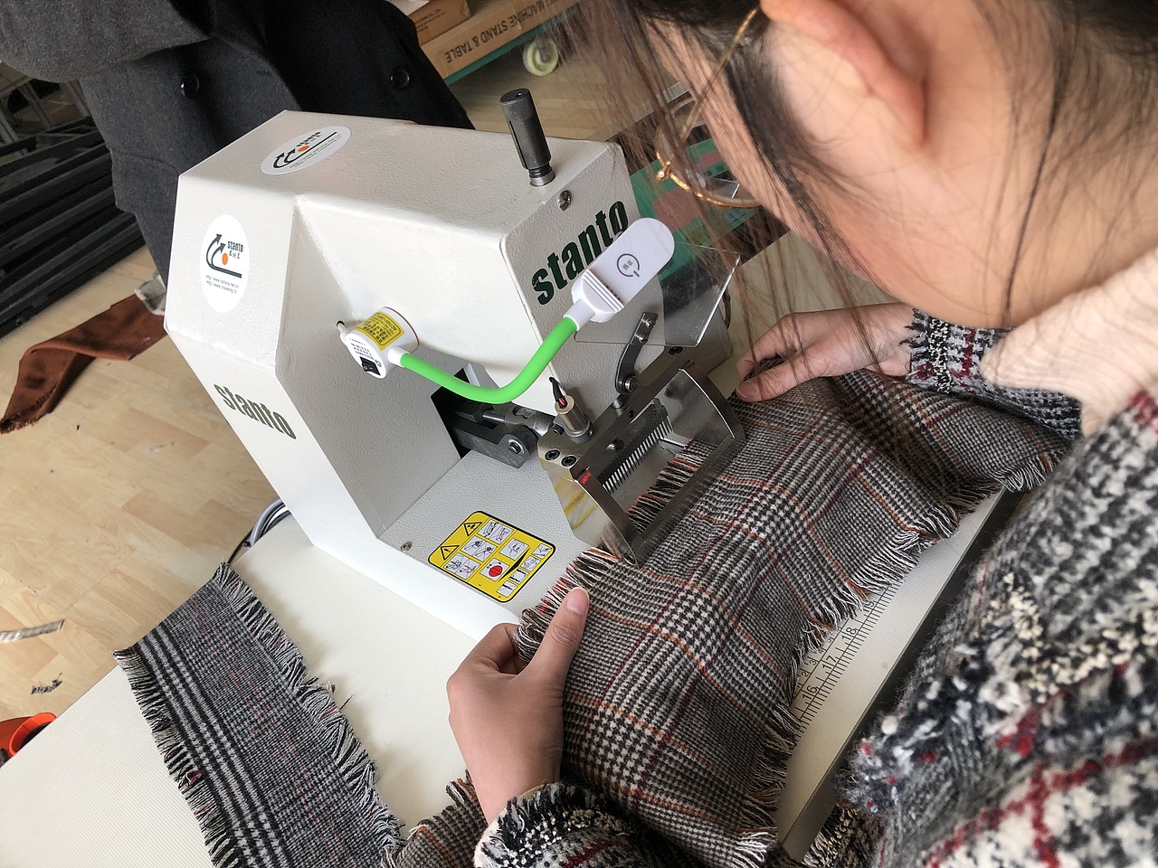 双面呢羊绒大衣流苏机，毛边机，须边机，波西米亚复古（图ZMTQ5MzAyMDky） - 工业用品/机械 - 站酷设计师思坦途特种缝纫机原创素材 - 站酷ZCOOL