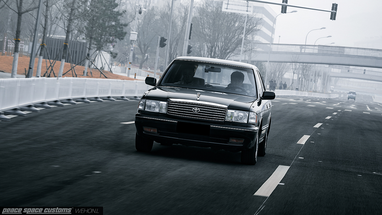 汽车摄影丰田皇冠133