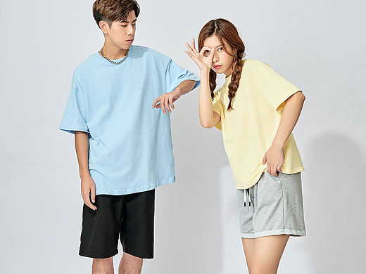 情侣装纯色背景棚拍