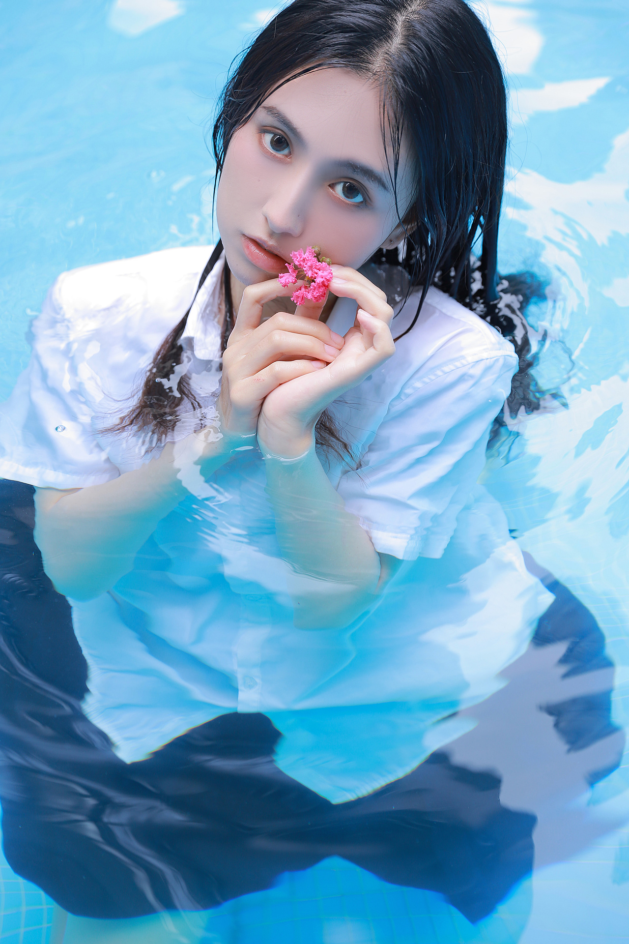 成都首家泳池少女写真泳池拍照姿势分享