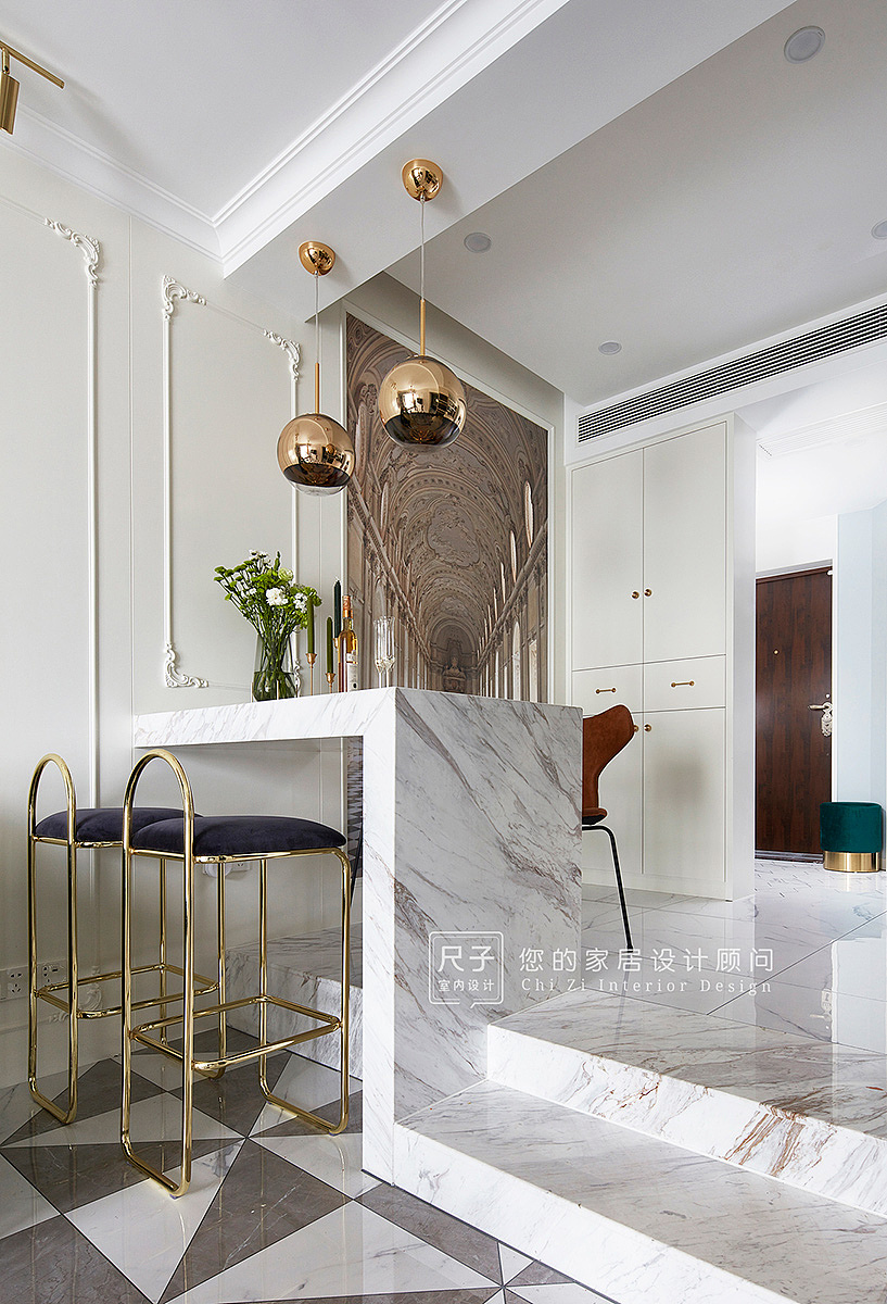 餐桌与吧台结合，既满足了家庭日常进餐的功能需求，也可与三两好友小聚一番，享受微醺时光。