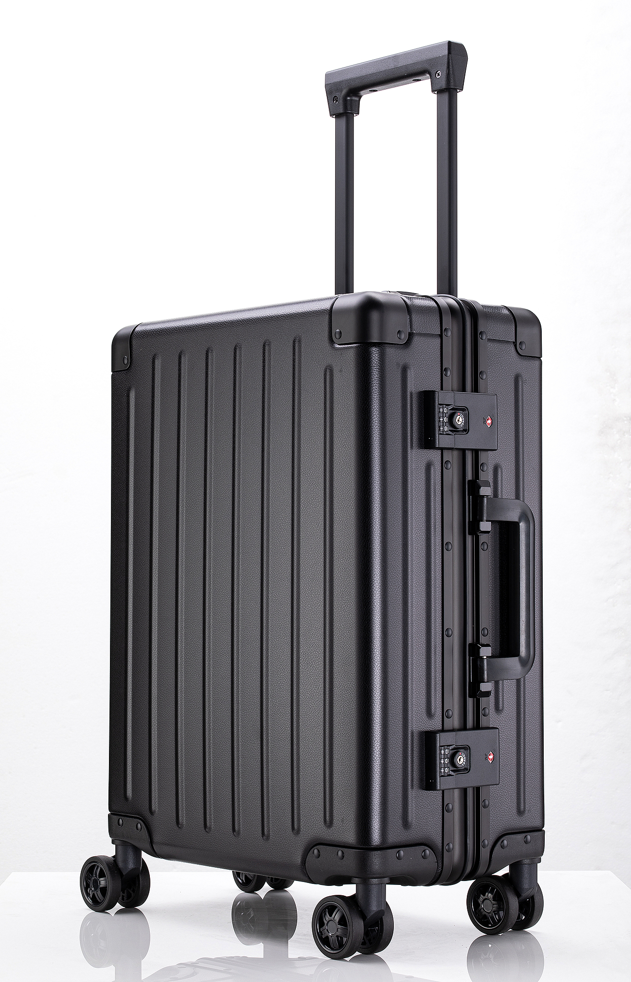 铝框万向轮行李箱拍摄 视频制作 画册制作 网上开店（图ZMjU5MzM3MDA0） - 产品摄影 - 站酷设计师岭南视觉原创素材 - 站酷ZCOOL