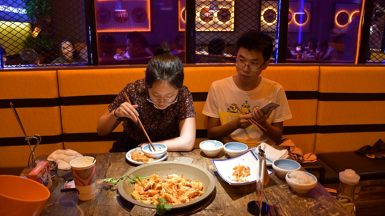 阿味大虾火锅连锁餐饮旗舰店实景拍摄 - 连锁加盟品牌（图ZMTcyNDg5ODI0） - 人像摄影 - 站酷设计师英皇视觉原创素材 - 站酷ZCOOL