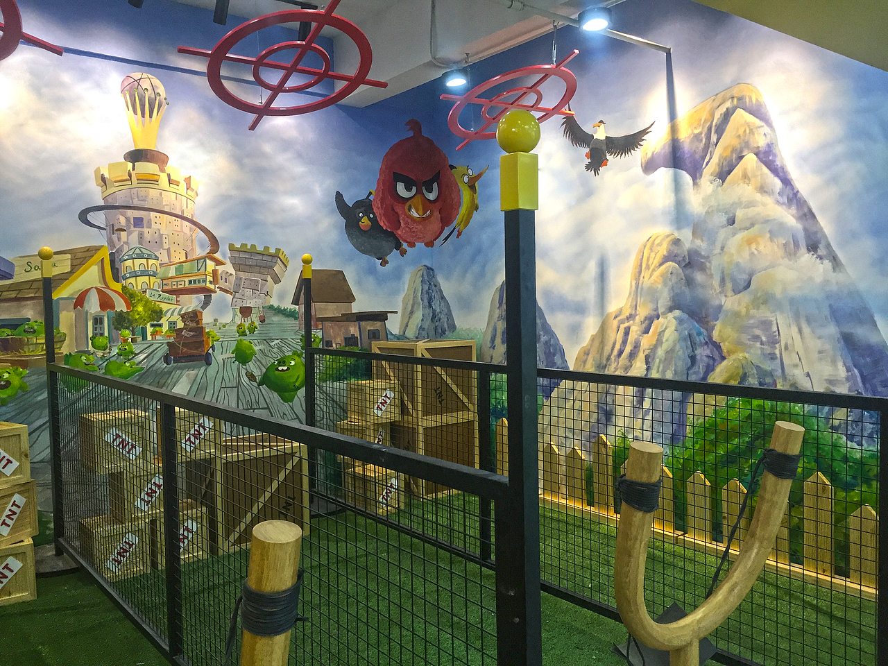 南京网红茶饮墙绘壁画【愤怒的小鸟】