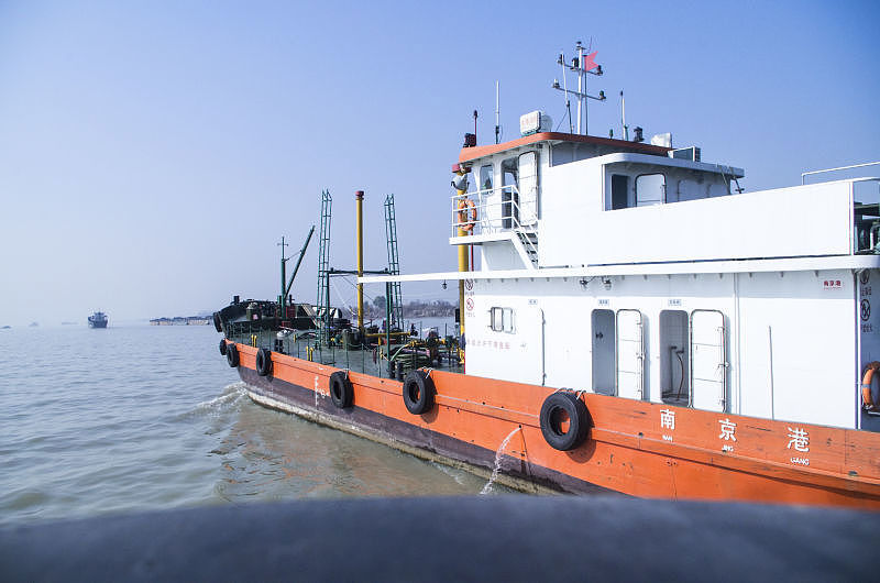 长江上停靠在加油站的加油船?