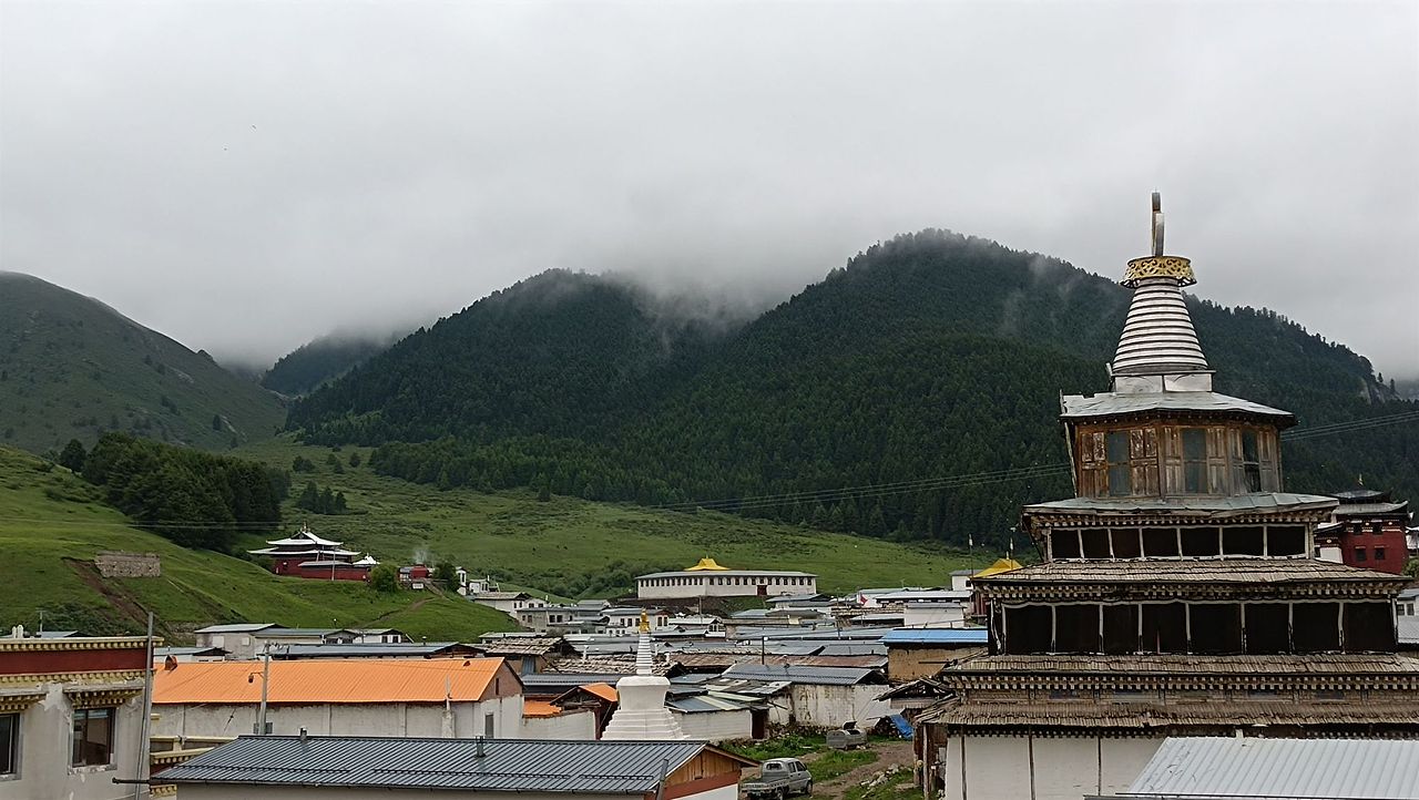 郎木寺，一寺两省三教