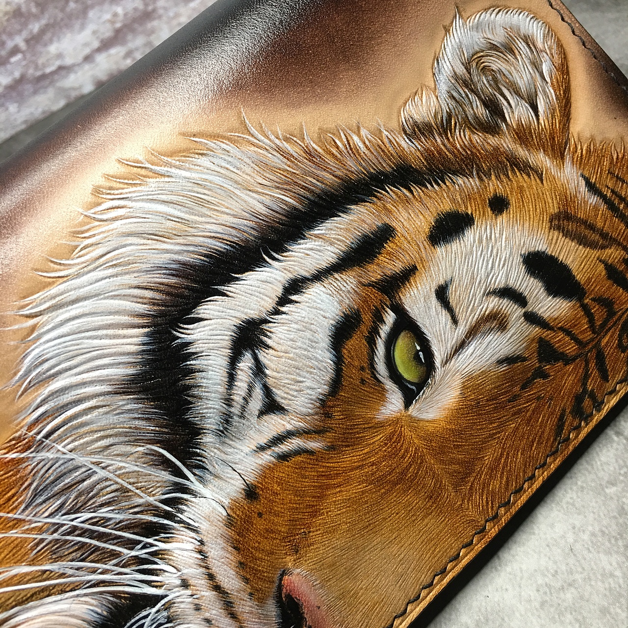 皮雕半面虎手包