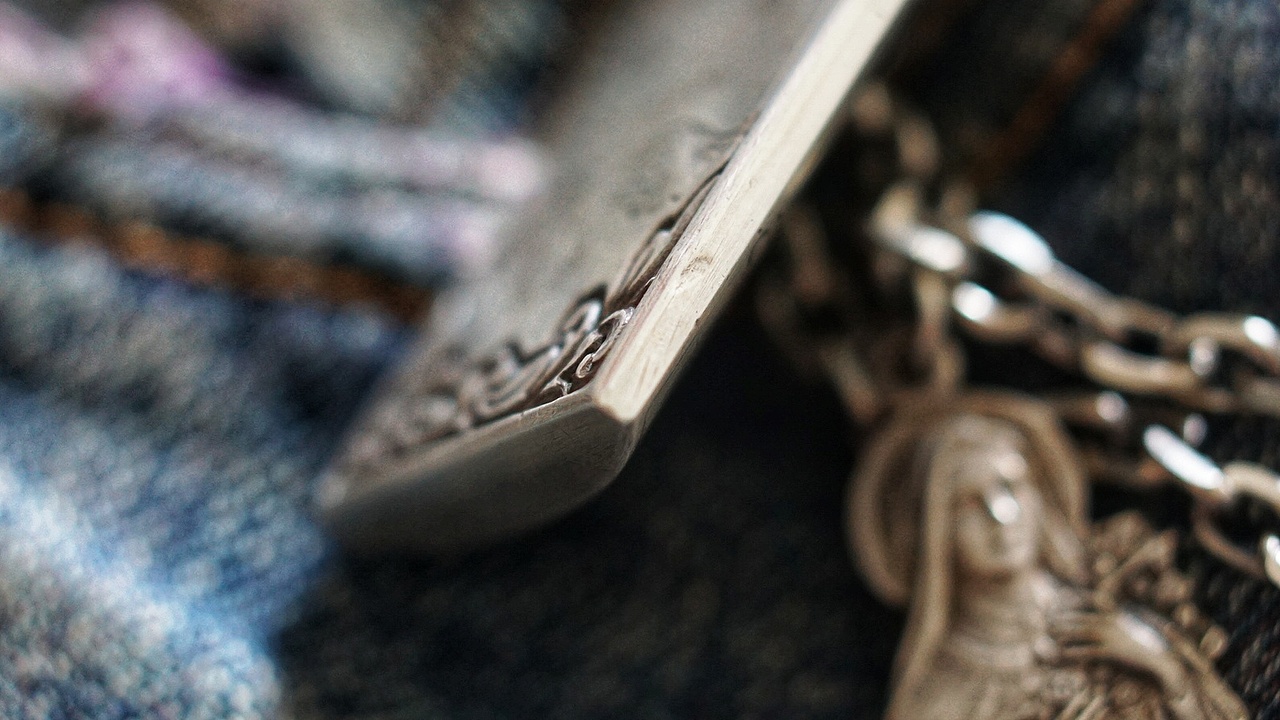 【森罗渡鸦微雕唐草纹吊牌】